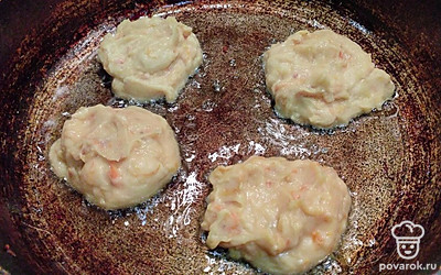 Сформируйте ложкой котлеты. Обжаривайте их на сковороде с двух сторон.
