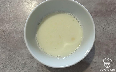 Сливки слегка разогрейте в микроволновке. Растворите в них белый шоколад.