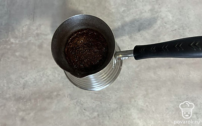 В турку насыпьте кофе, залейте 100 миллилитрами воды. Поставьте на огонь. Варите на медленном огне до образования шапочки.