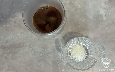 Перелейте кофе в стакан. Добавьте кокосовую стружку и сахар. Хорошо размешайте.