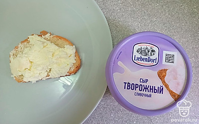 Смажьте сверху творожным сыром.