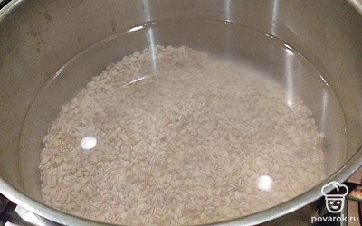 Перловку отварите в подсоленной воде.