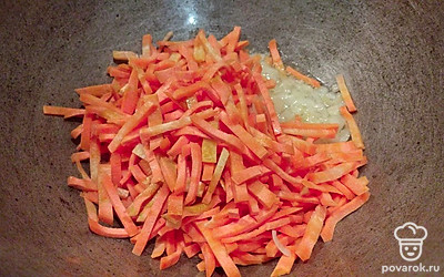 Нарежьте лук и морковь. В казан налейте растительное масло, выложите овощи.