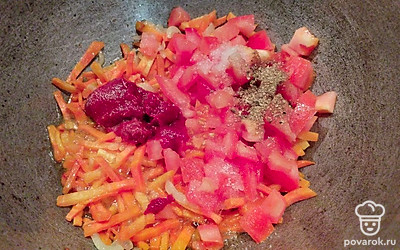 Добавьте нарезанные помидоры, томатную пасту, сахар и перец.