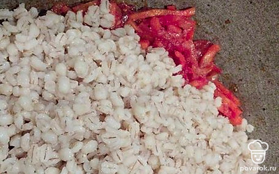 Добавьте отварную перловку. Перемешайте, немного потушите.