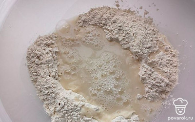 Муку высыпьте в емкость. Влейте кипяток.