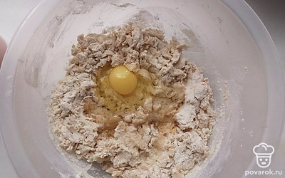 Аккуратно перемешайте. Когда смесь немного остынет, добавьте яйцо, растительное масло, соль.