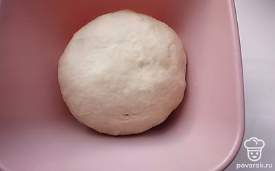 Хорошо вымешайте. Тесто должно получиться тугим. Скатайте его в шар. 