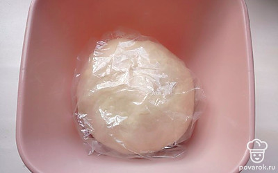 Закройте тесто пищевой пленкой. Оставьте на 30 минут. Тесто станет более мягким. 