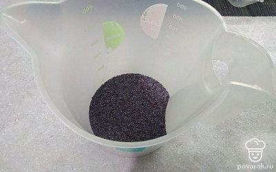 Мак хорошо промойте, воду слейте через мелкое сито.