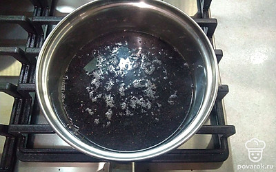 Залейте мак водой (на 3 сантиметра выше уровня мака), поставьте на плиту. Варите на небольшом огне 15-20 минут.