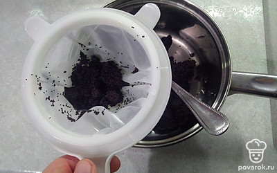 Лишнюю воду слейте через мелкое сито.