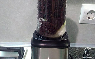 Мак, сахар, ванильный сахар, масло и белок смешайте и выложите в чашу блендера.