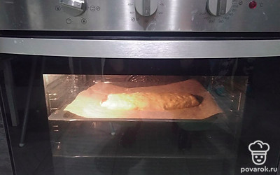 Выпекайте в заранее разогретой до 190 градусов духовке примерно 30 минут (до румяности).