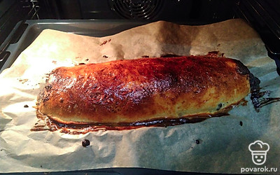 Готовый рулет смажьте маслом, сладкой водой или полейте сахарным сиропом, чтобы корочка была мягкой.