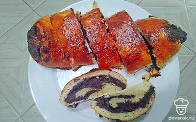 Рулет с большим количеством начинки готов. Зерна мака тают во рту.