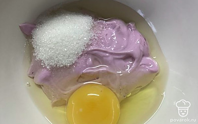 В глубокую тарелку выложите творожок. Добавьте яйцо, сахар, соль, соду. Тщательно перемешайте.