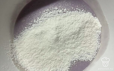 По чуть-чуть добавляйте просеянную муку, каждый раз помешивая.