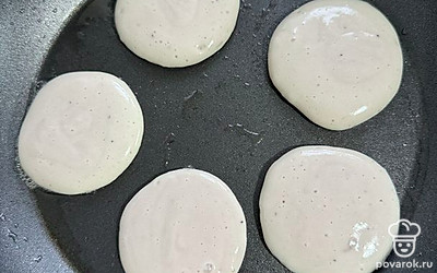 На разогретую сковородку с каплей масла выкладывайте массу ложками.