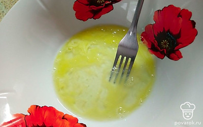 Яйца взбейте с солью и сахаром. Добавьте молоко команатной температуры и хорошо перемешайте.