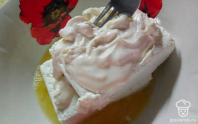 В миску к яйцу добавьте творог и сметану. Все хорошо перемешайте.