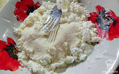 Всыпьте манную крупу и еще раз хорошо перемешайте. Дайте настояться 15 минут.