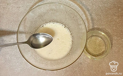 К яйцу и сахару влейте растительное масло без запаха, перемешайте.