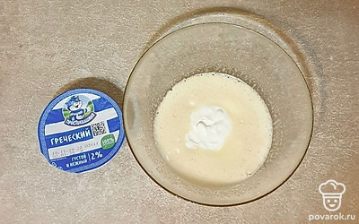 К остальным ингредиентам добавьте греческий йогурт и размешайте.