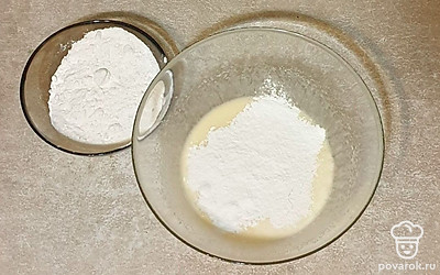 К муке всыпьте разрыхлитель и просейте в тесто. Вмешайте муку в тесто до однородности.