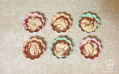 В подготовленные формочки для теста чайной ложкой по очереди вливайте тесто. Светлую часть теста, затем шоколадную и так слой за слоем. Сверху вилкой или зубочисткой можете сделать рисунок. 