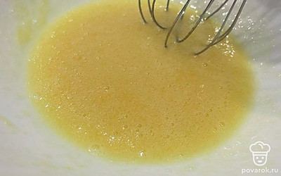 Яйцо разотрите с сахаром в однородную массу при помощи венчика.
