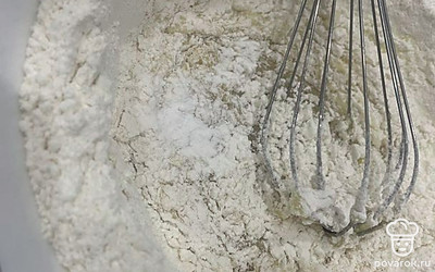 Всыпьте ванилин и разрыхлитель теста.