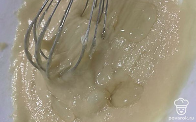 Две столовых ложки масла влейте к массе, перемешайте.