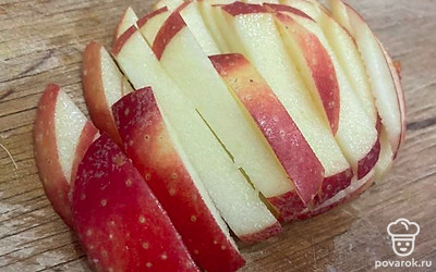 Половину яблока нарежьте полосками.