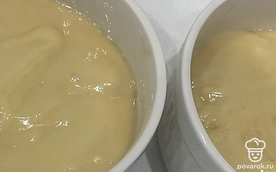 Залейте формы тестом до половины. Выпекайте булочки в духовке 20 минут при температуре 200 градусов.