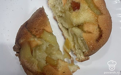 Готовую булочку немного остудите и разрежьте пополам.