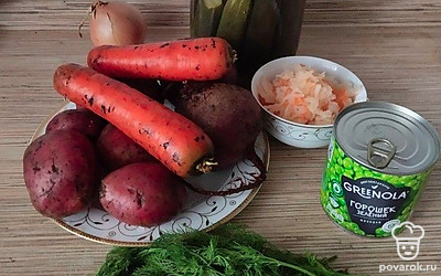 Подготовьте все ингредиенты отварную свеклу, картофель и морковь, квашеную капусту, маринованные огурцы, лук, зеленый горошек, укроп. Для заправки нужны майонез и горчица в зернах.