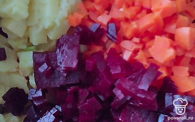 Овощи очистите от кожуры, нарежьте мелким кубиком.