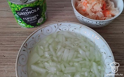 Репчатый лук мелко нарежьте. Залейте кипятком на 5-10 минут, чтобы убрать горечь. Затем откиньте лук на сито, дайте воде стечь.