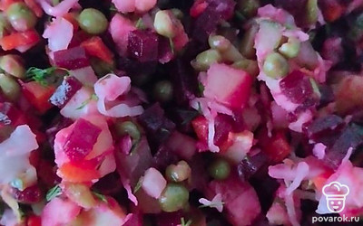 Все овощи перемешайте. Добавьте консервированный горошек, квашеную капусту, мелко нарезанные огурцы. 