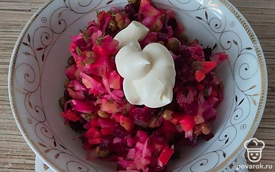 Посолите, если нужно. Добавьте мелко нарезанную зелень. Заправьте винегрет майонезом с ложкой горчицы. Все перемешайте, дайте немного настояться и подавайте к столу.