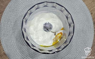 Сделайте тесто. В чашу блендера разбейте яйца. Добавьте сахар, муку, 180 грамм сгущенки, 200 грамм сметаны. Соду загасите уксусом. Все хорошо перемешайте. 