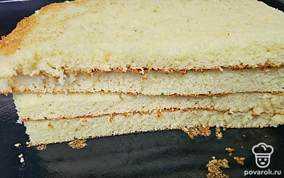 Нарежьте коржи как удобно. Я делала квадратной формы, получилось 4 коржа.