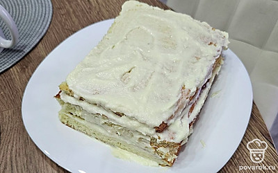 Сделайте крем. Масло мягкое, 130 грамм сметаны, 180 грамм сгущенки объедините и хорошо перемешайте. Промажьте коржи и соберите торт.