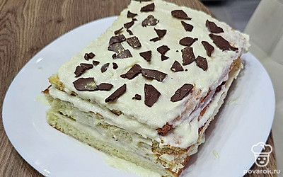 Посыпьте торт шоколадом.