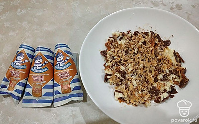 Творожные сырки выложите в миску, разомните вилкой. 