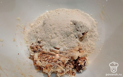 Всыпьте соду, муку. Перемешайте, замесите тесто.