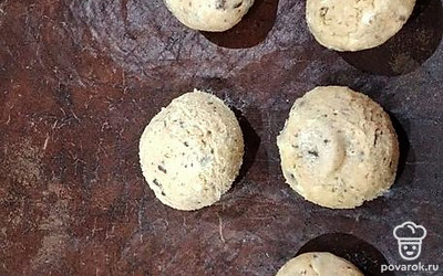 Из теста сформируйте печенье. Выложите на пергамент. Отправьте в разогретую до 160 градусов духовку на 15 минут. 