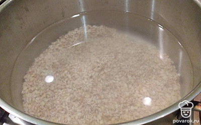 Отварите перловку в воде, добавив соль.