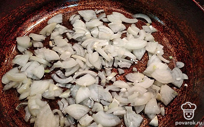 Обжарьте нарезанный лук на раскаленной сковороде с растительным маслом.